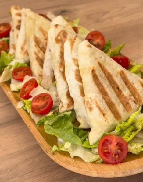 Paninis grillés servis avec salade et tomates