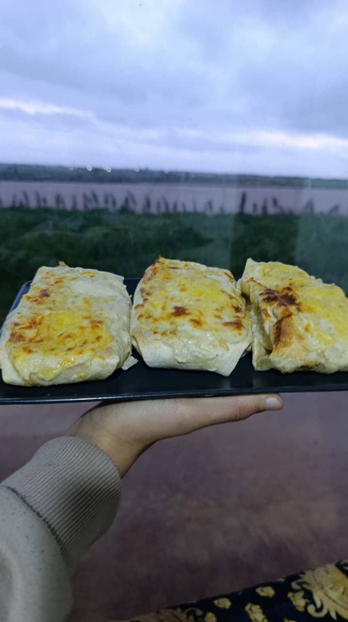 Un plateau qui sort de la cuisine de la ferme, face au verger