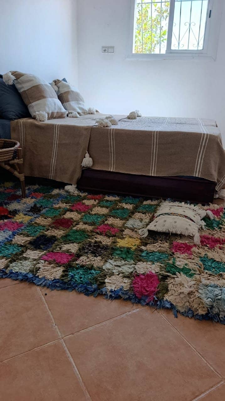 La chambre et son tapis boucherouite coloré