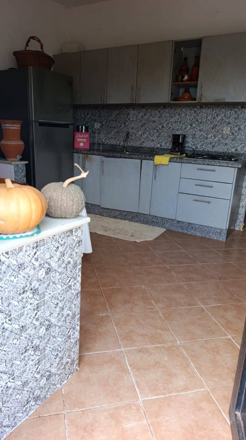 Le coin cuisine avec ses placards, son évier et sa plaque de cuisson