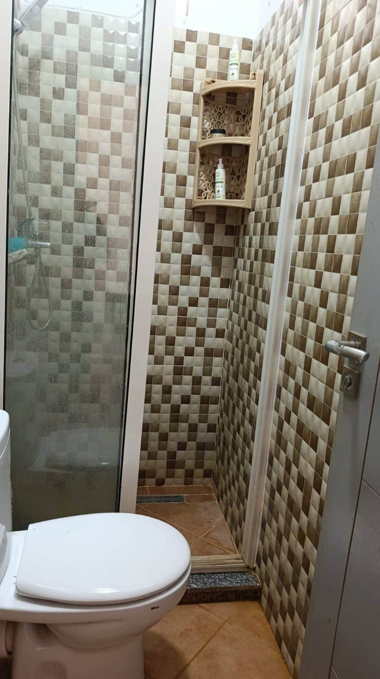 La salle d’eau avec sa douche