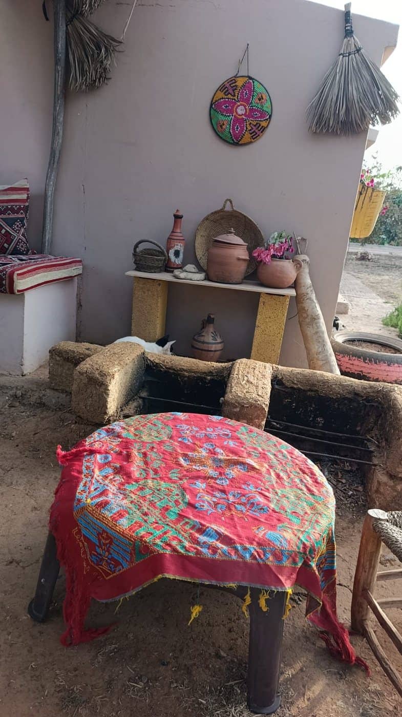 Le coin feu de la terrasse, avec ses poteries et sa table brodée