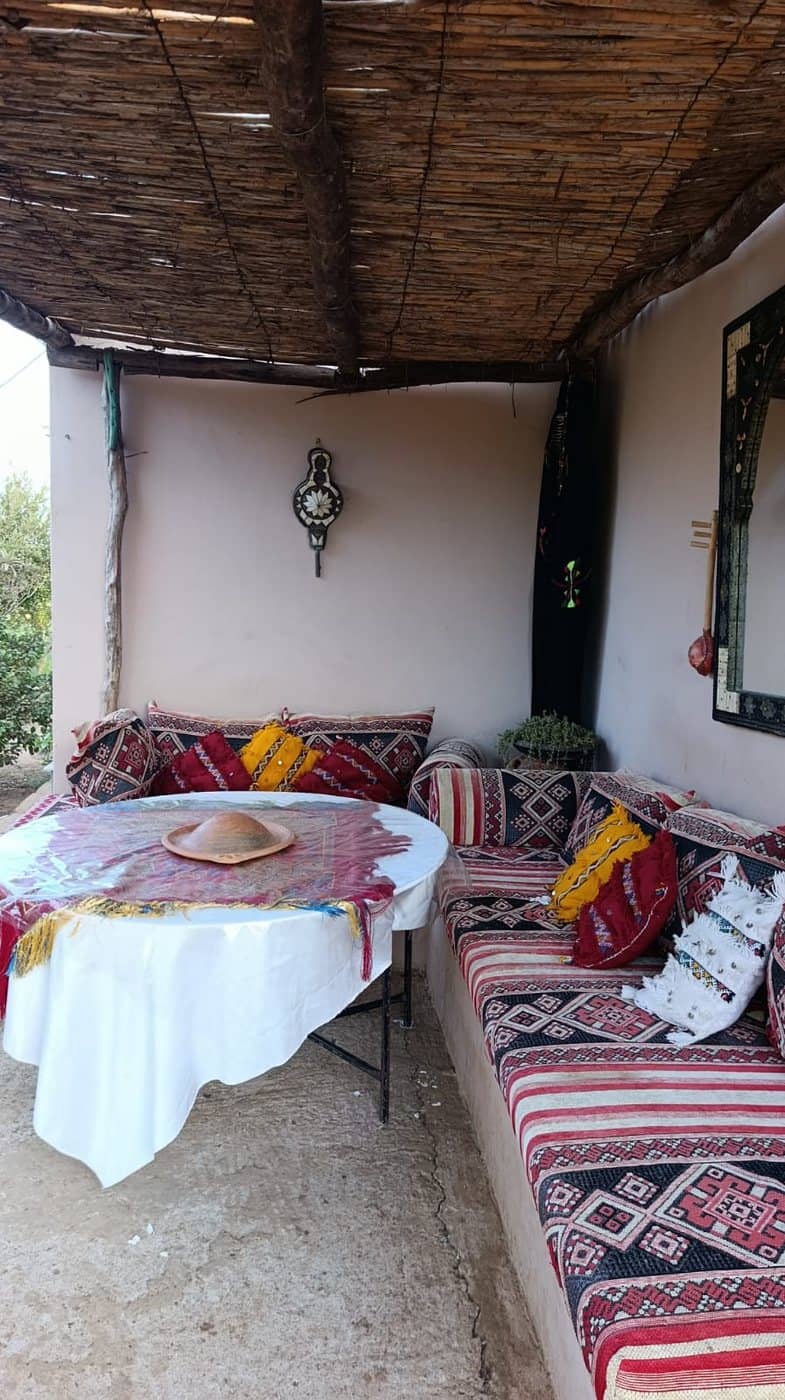 Le salon marocain sous la paillote, banquettes et table ronde