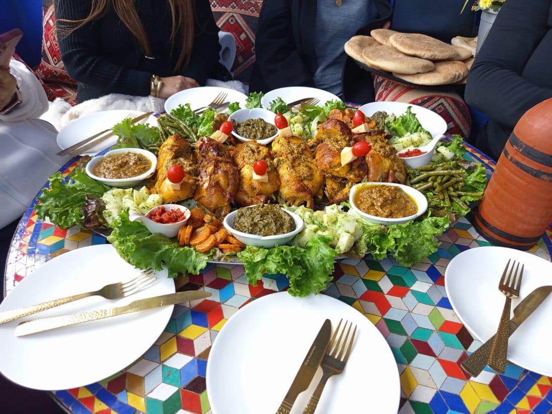 Poulets beldi rôtis, servis pour la table