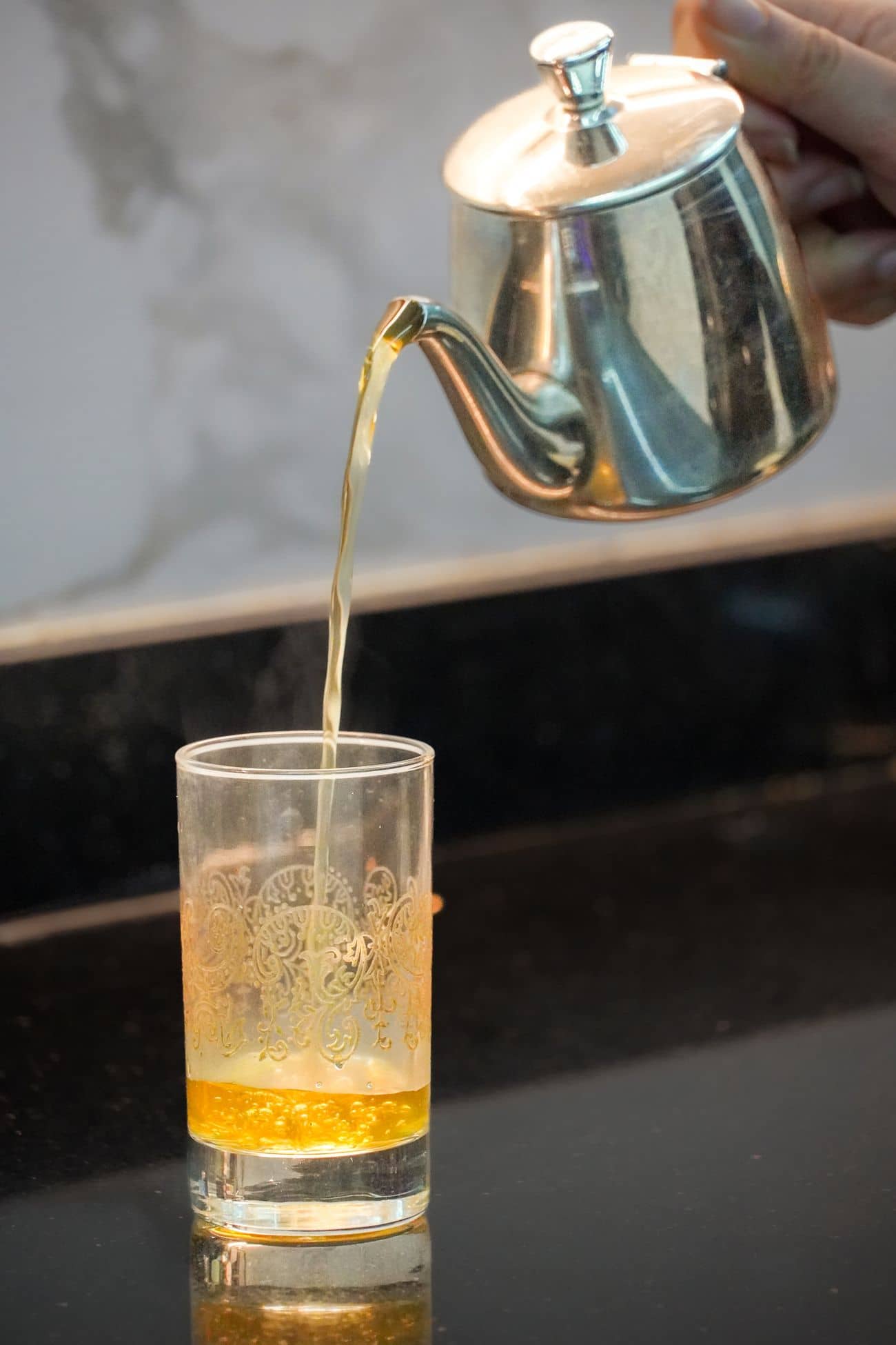 Thé à la menthe versé dans un verre marocain