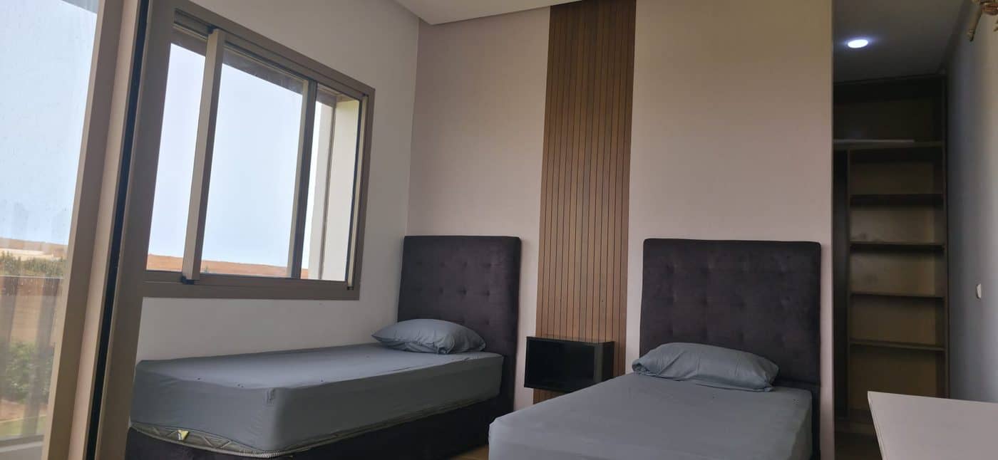 Une chambre avec deux lits simples