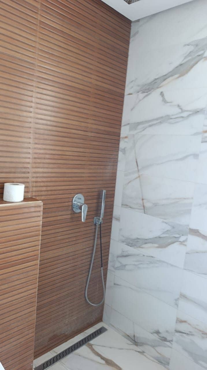 Une salle d'eau avec douche à l'italienne