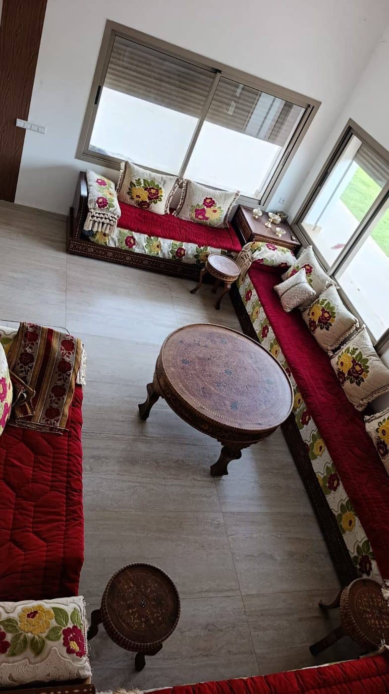 Le salon marocain aux banquettes fleuries
